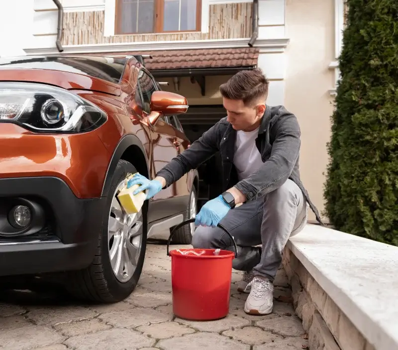 Lavage auto à domicile Saint-Étienne-de-Villeréal : professionnel intervenant sur un véhicule